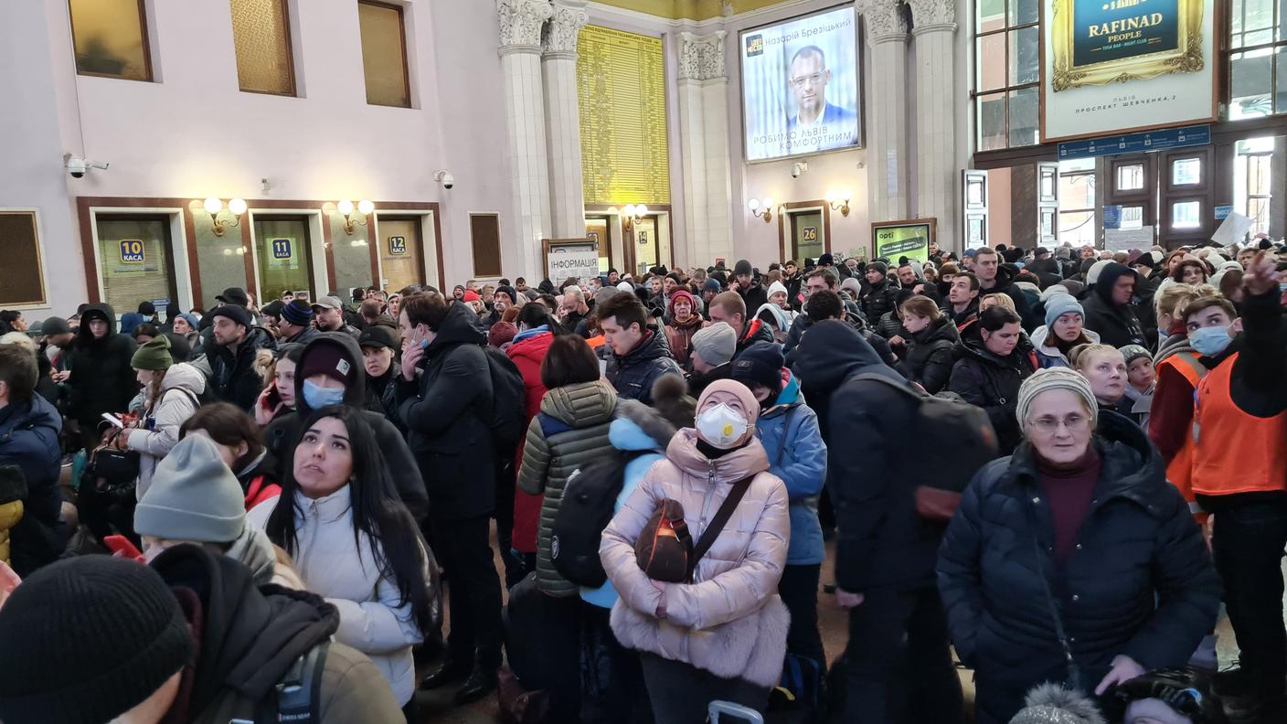 La stazione di Leopoli è ormai da giorni un crocevia per numerosissime persone in fuga dal conflitto