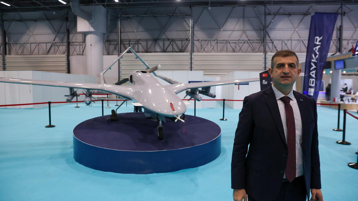 Il CEO della Baykar con il drone, già usato in diversi conflitti negli ultimi anni