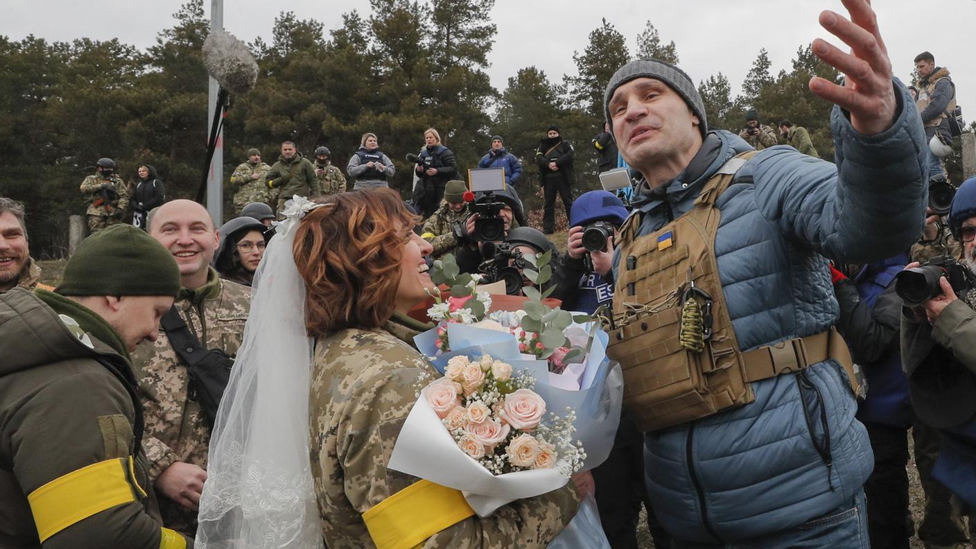 Sposi sul campo di battaglia in Ucraina
