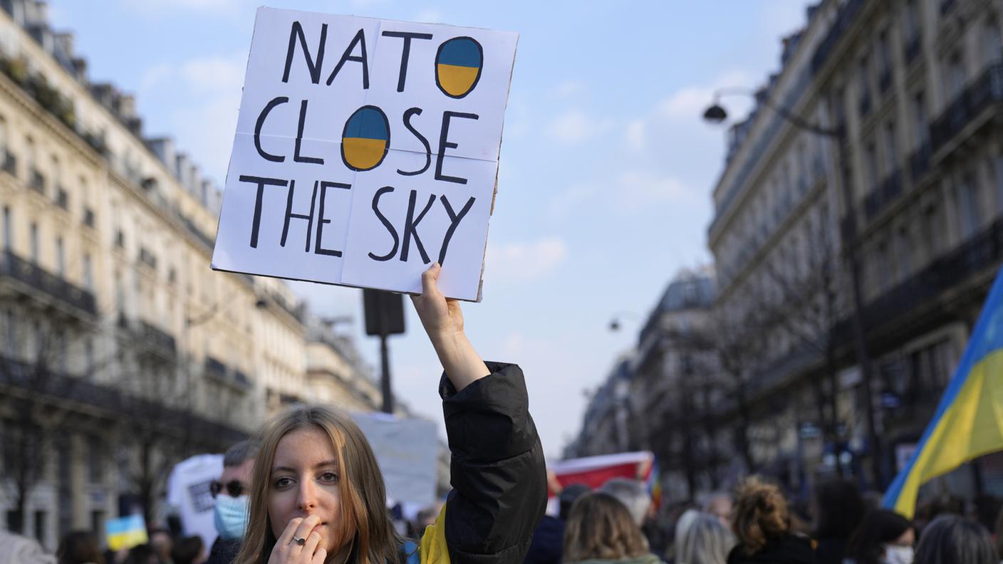 Una dimostrante che invoca l'instaurazione di una no-fly zone in Ucraina, durante un recente raduno di protesta a Parigi contro la guerra