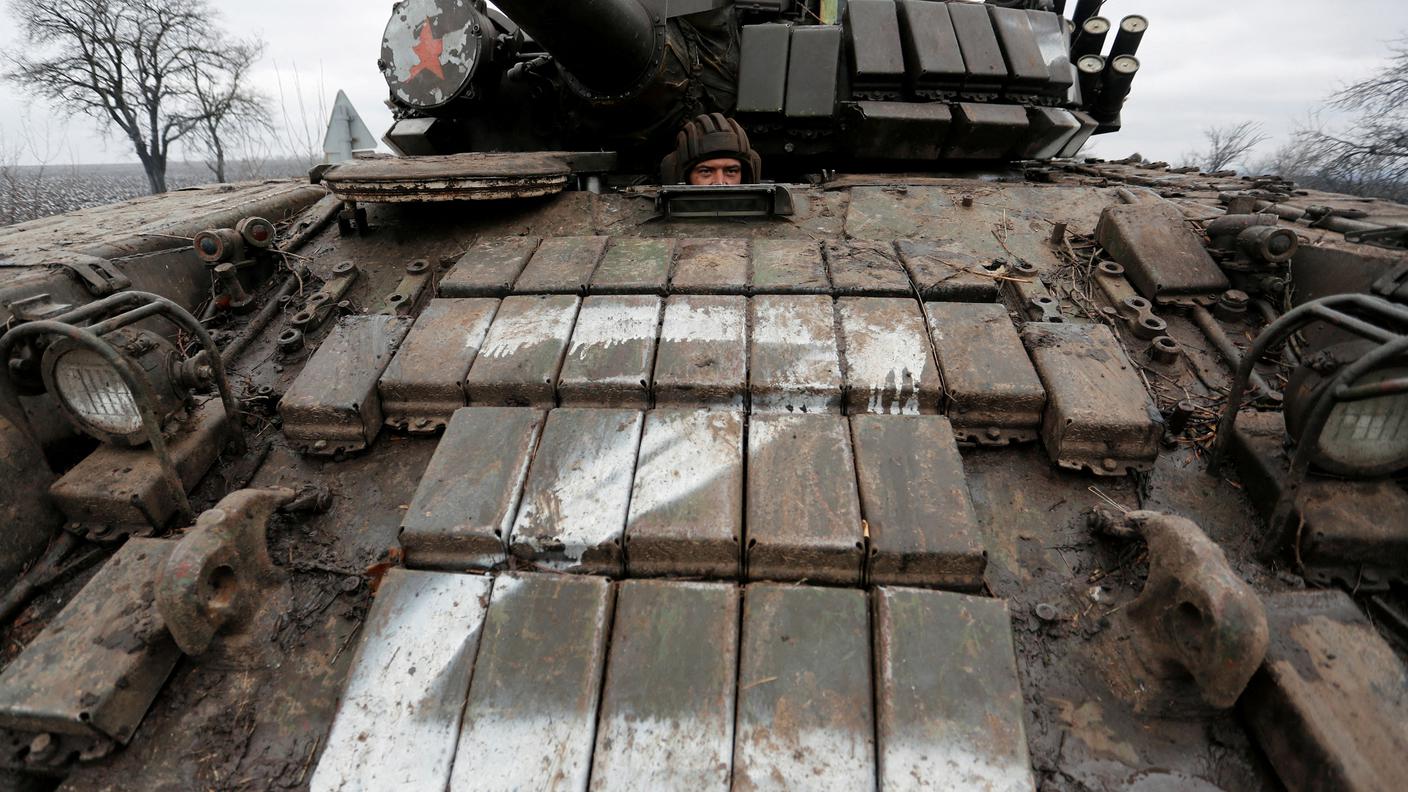 2022-02-27T185033Z_502273587_RC29SS9DA2C1_RTRMADP_3_UKRAINE-CRISIS-LUHANSK-MILITARY.JPG