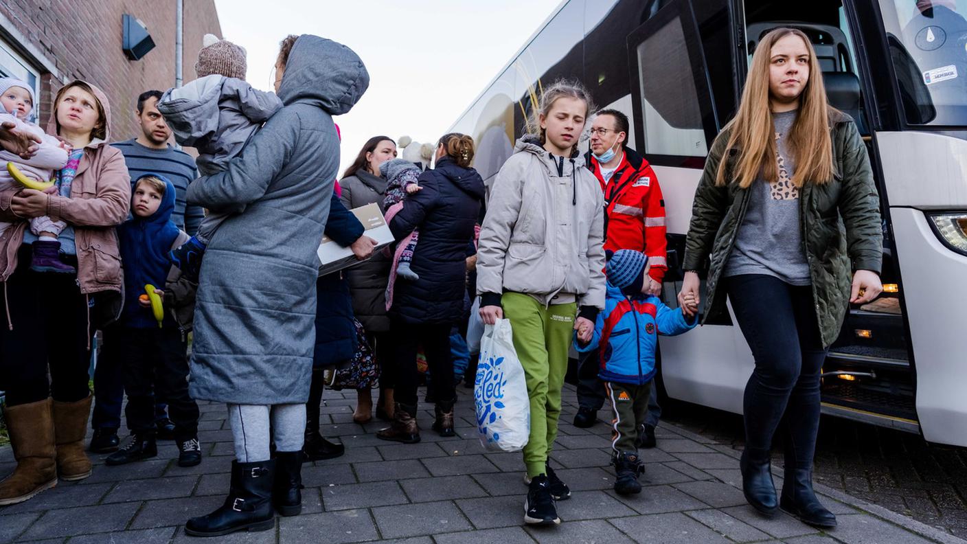 Donne e bimbi ucraini in fuga arrivano nei Paesi Bassi, dopo un viaggio interminabile