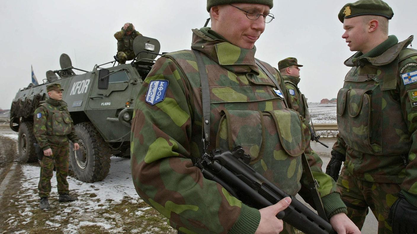 Peacekeeper finlandesi della missione KFOR sotto l'egida NATO, in Kosovo nel 2004