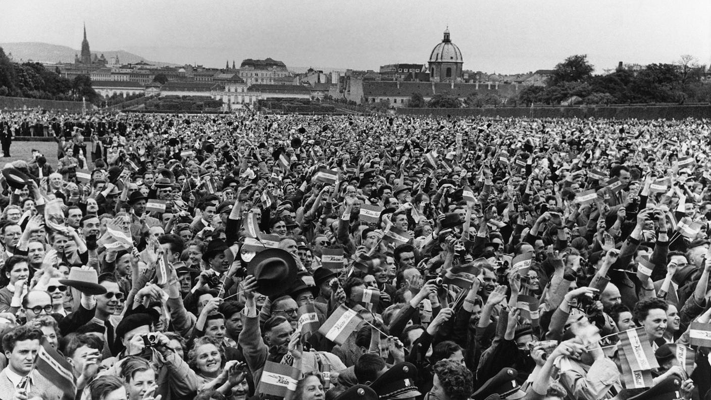 I festeggiamenti del Trattato di Stato austriaco, che ristabilì la completa sovranità nel 1955. Da allora Vienna ha sancito la propria neutralità