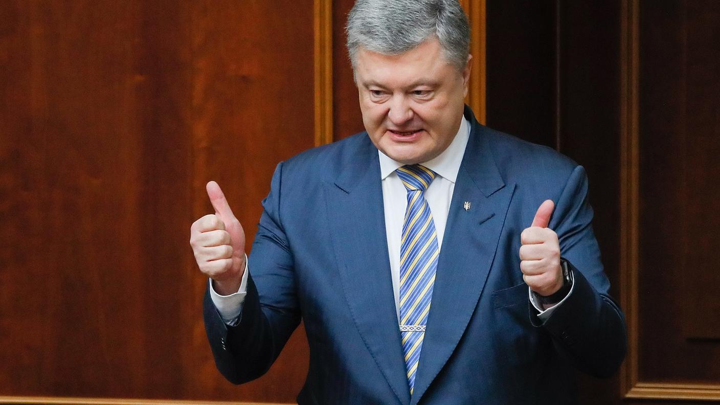 La soddisfazione di Petro Poroshenko nel febbraio 2019, quando il Parlamento ucraino inserì nella Costituzione l'obiettivo di adesione a NATO e UE