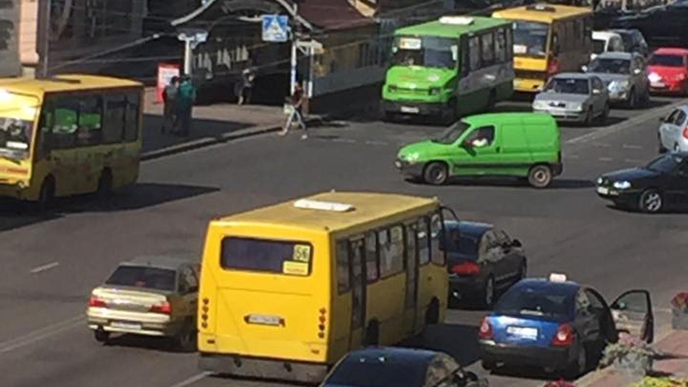 Un trafficato viale del centro di Rivne prima dell'aggressione russa all'Ucraina