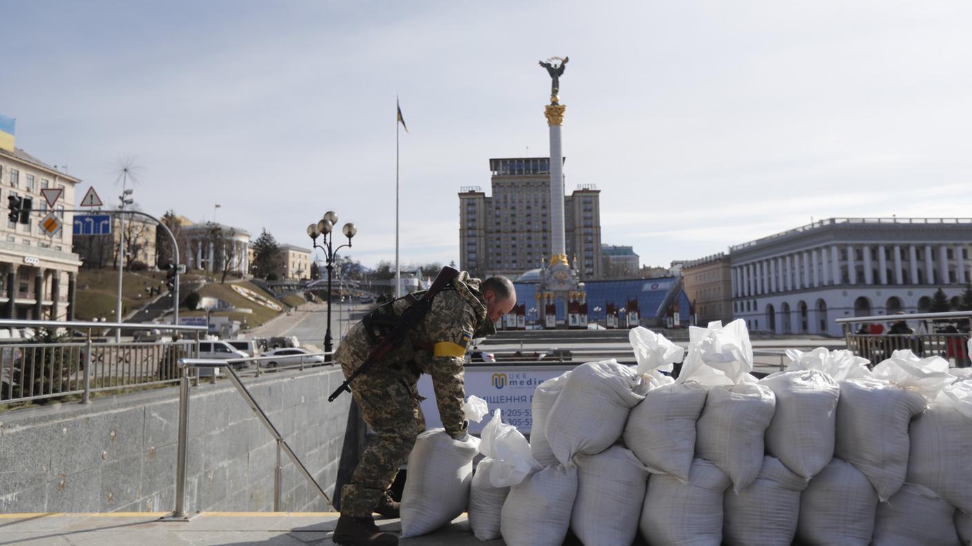 Barricate a Kiev che nella notte è stata di nuovo bombardata