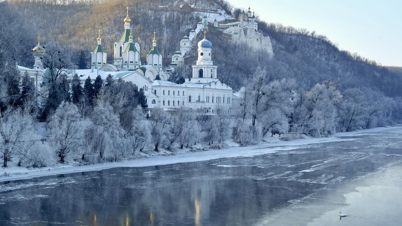 Il monastero danneggiato dai raid russi