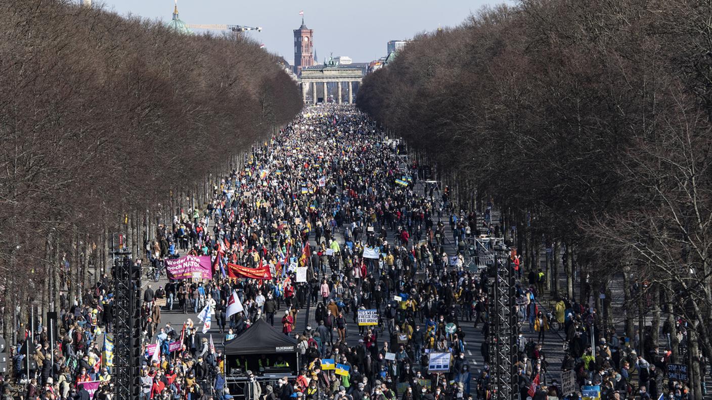 La manifestazione per la pace domenica a Berlino