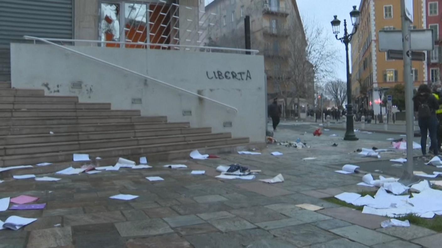 Una scena degli scontri di domenica a Bastia