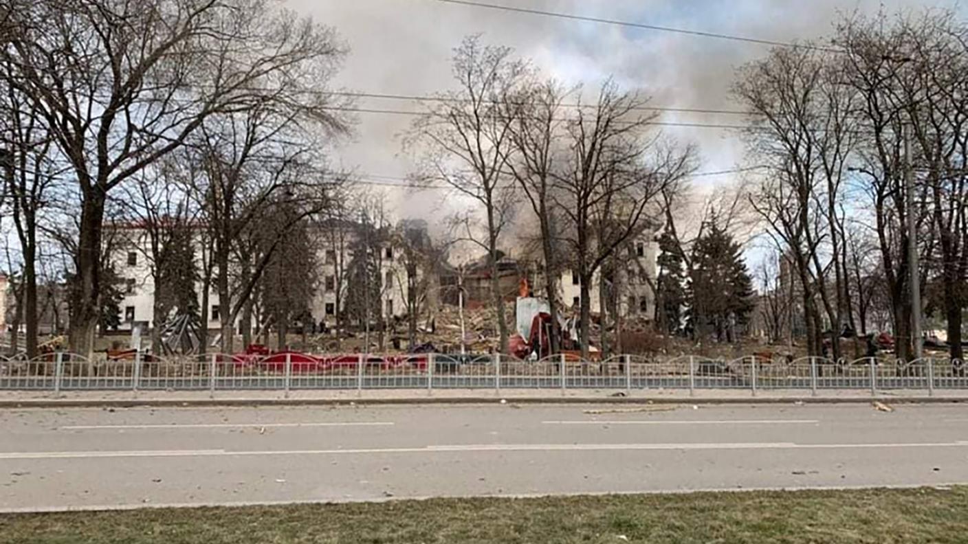 Il teatro di Mariupol distrutto