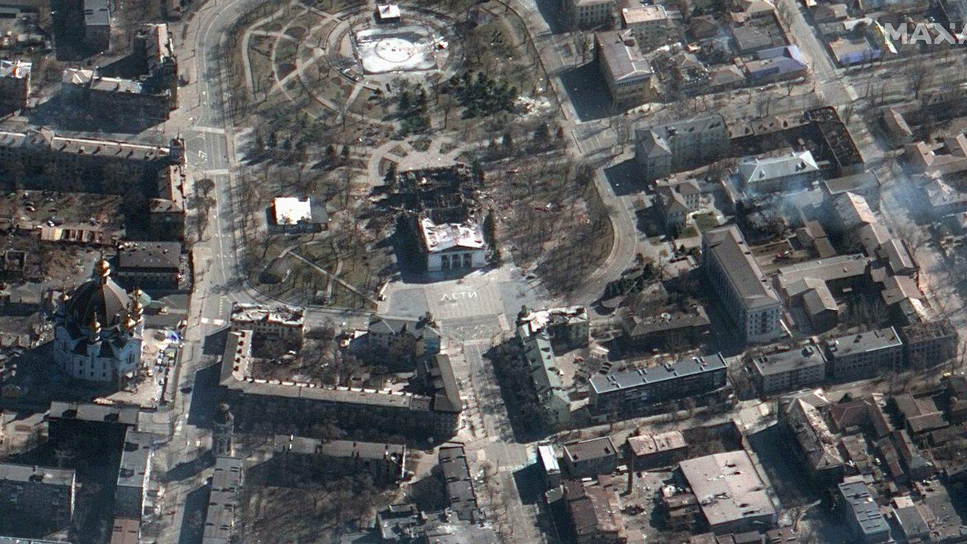 L'area di Mariupol attorno alle macerie del teatro colpito al scorsa settimana