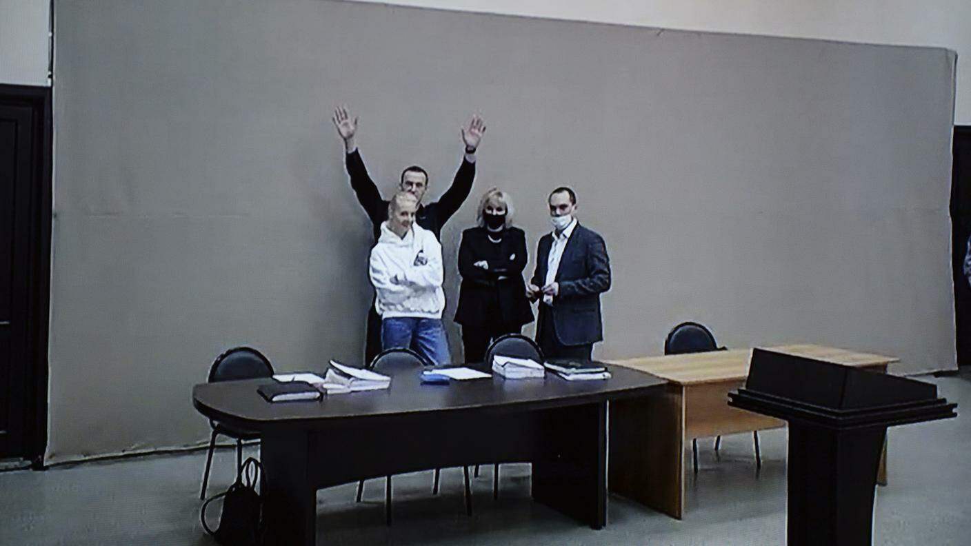 Navalny in aula con moglie e avvocati