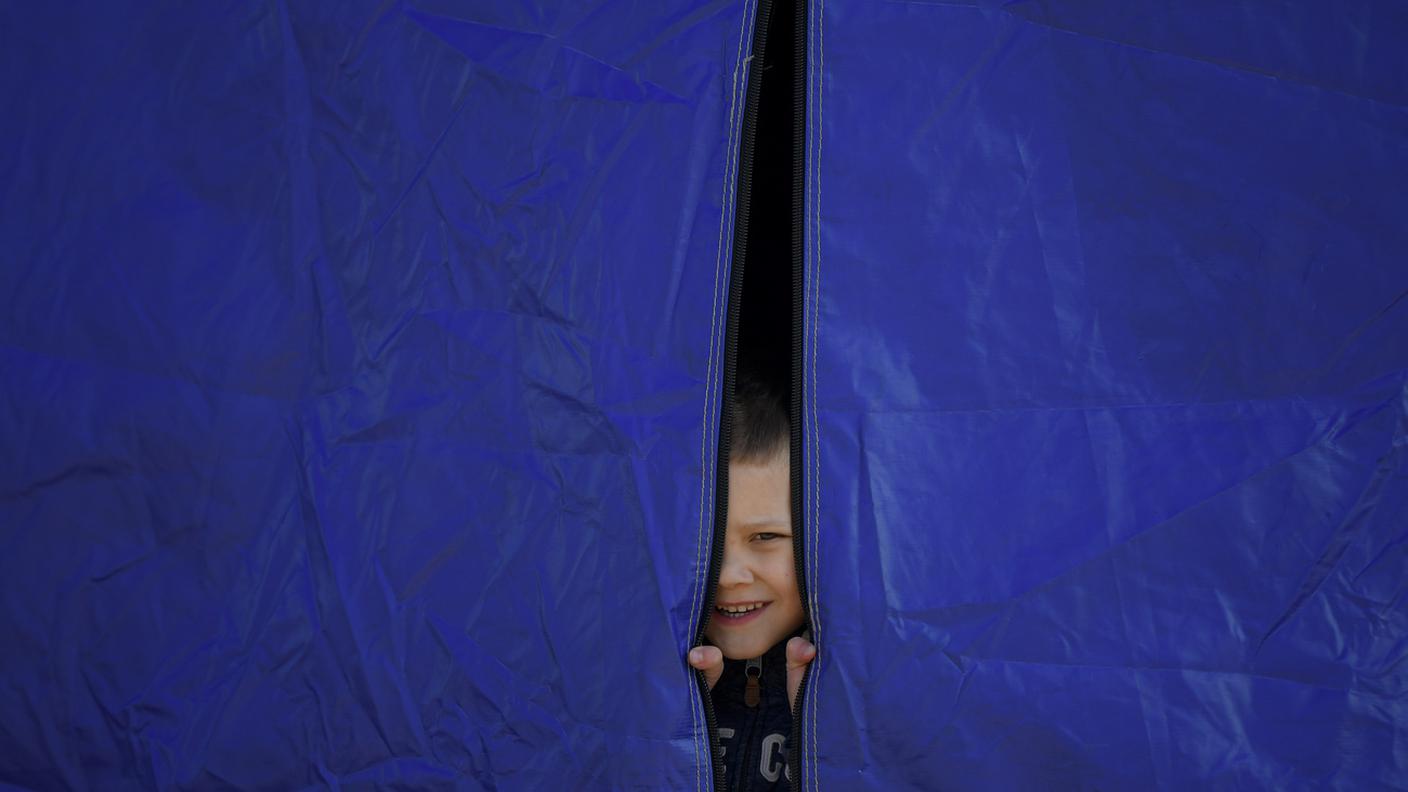 Un bimbo ucraino in una tenda sul confine con la Romania
