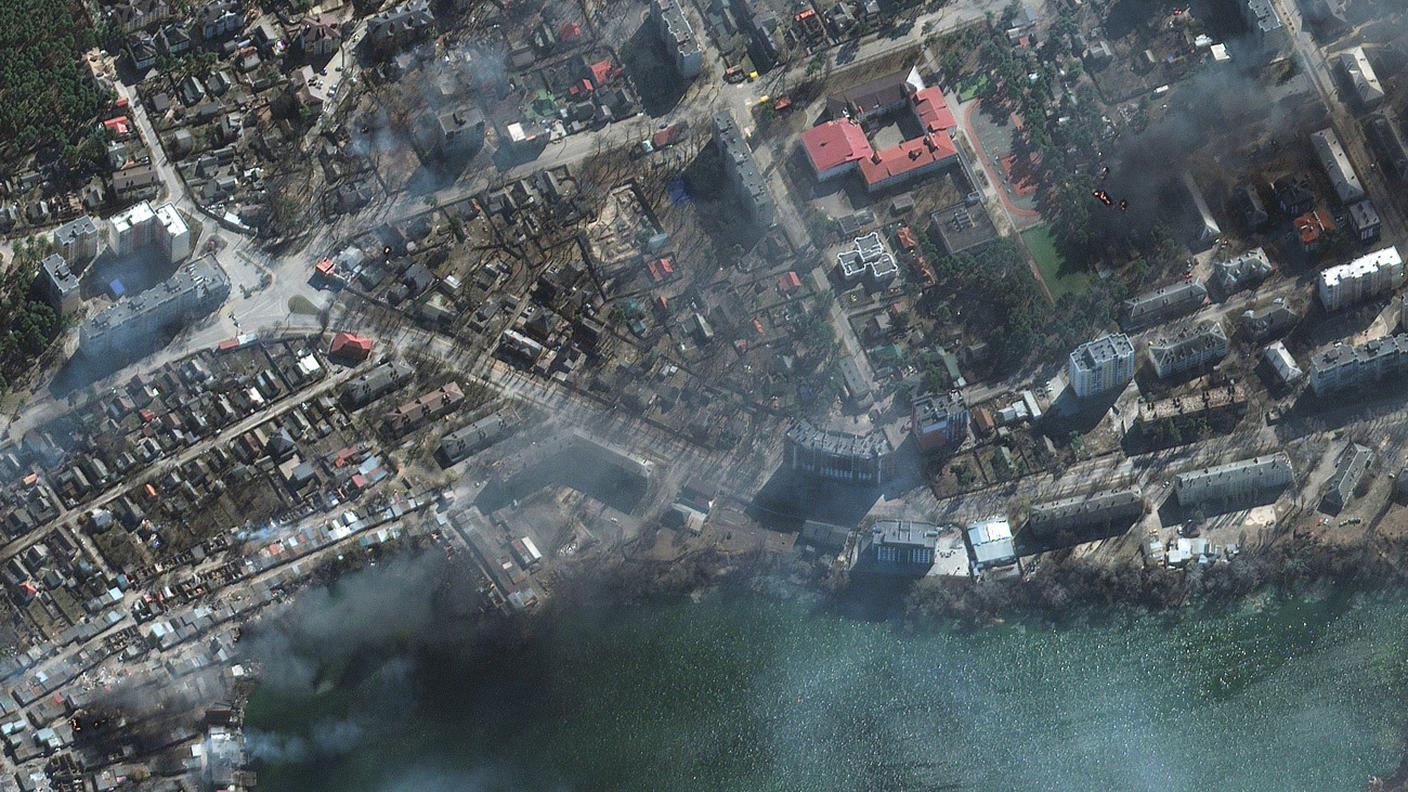 Un'immagine aerea dei bombardamenti a Irpin del 21 marzo 