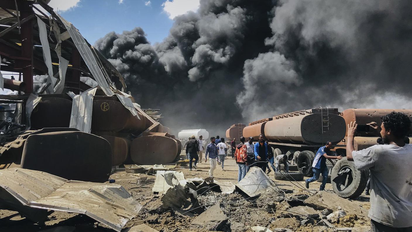 Le conseguenze di un attacco aereo etiope su Mekele, nel Tigray, alla fine del 2021