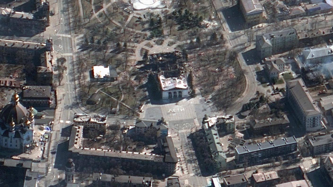 Il teatro di Mariupol distrutto il 16 marzo in un'immagine dall'alto