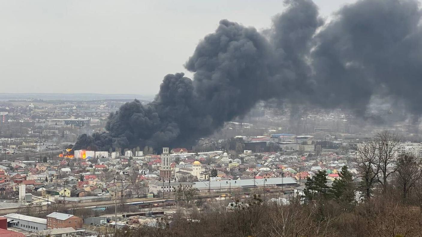 Le fiamme dopo il bombardamento di sabato pomeriggio a Leopoli.