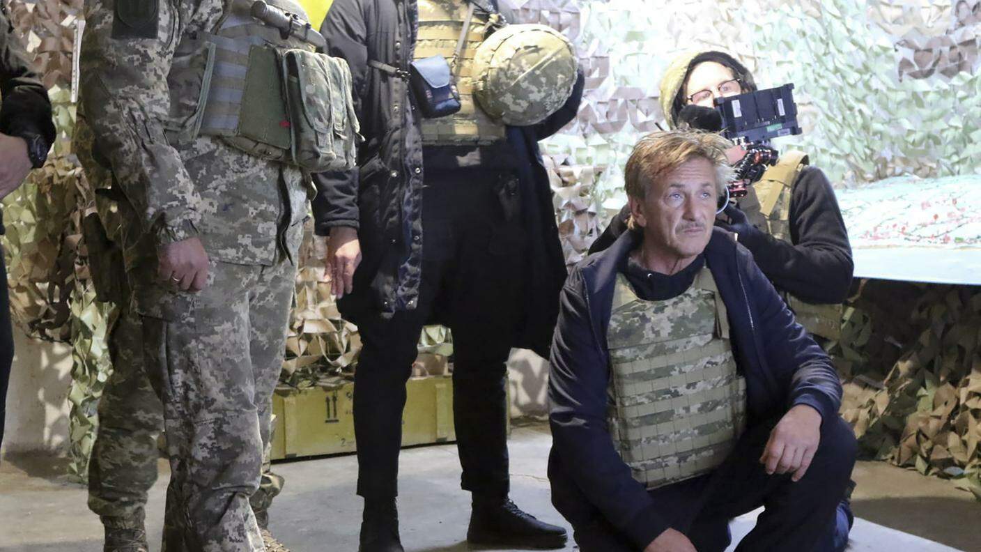 Sean Penn (in uno scatto del 18 novembre 2021) in una postazione dell'esercito ucraino, vicino alla regione separatista di Donetsk