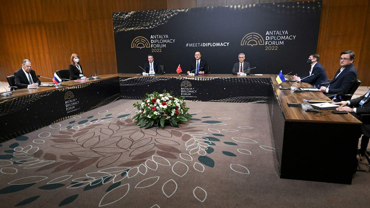La Turchia aveva già accolto il 10 marzo l'incontro fra i ministri degli esteri Lavrov e Kuleba