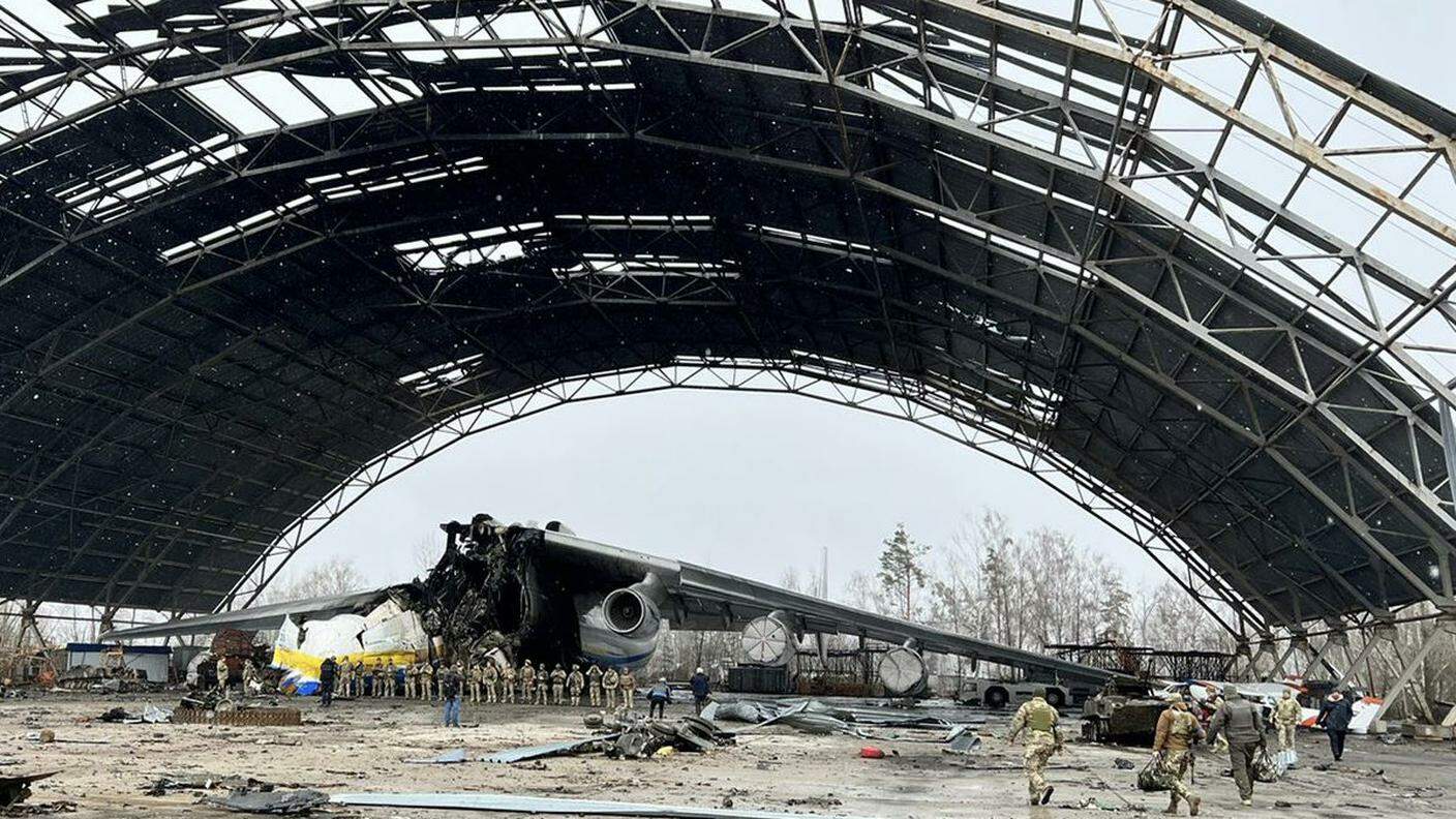 Soldati ucraini davanti a ciò che resta dell'Antonov An-225 Mriya devastato dai russi