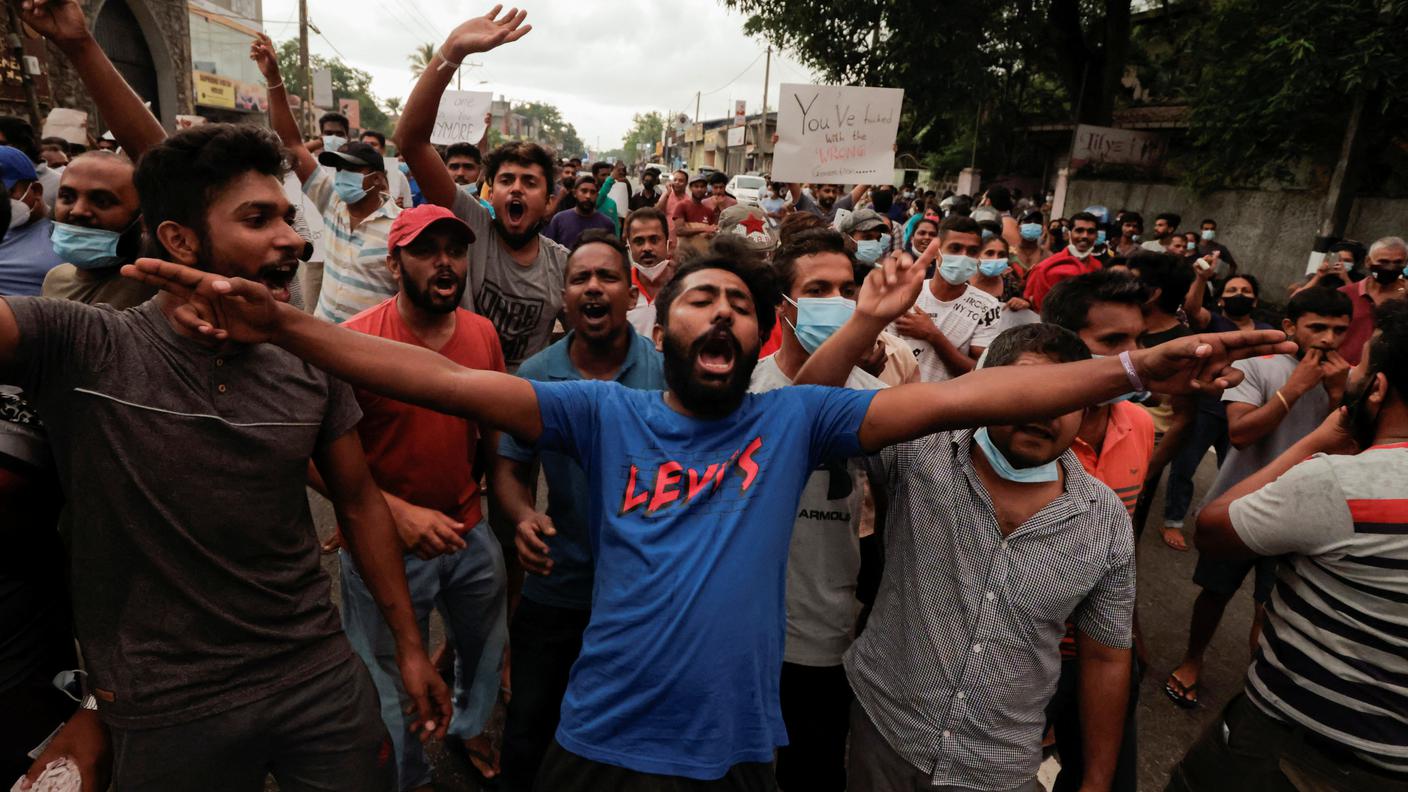 2022-04-03T151345Z_1476794344_RC2OFT9MZ8ER_RTRMADP_3_SRI-LANKA-CRISIS.JPG