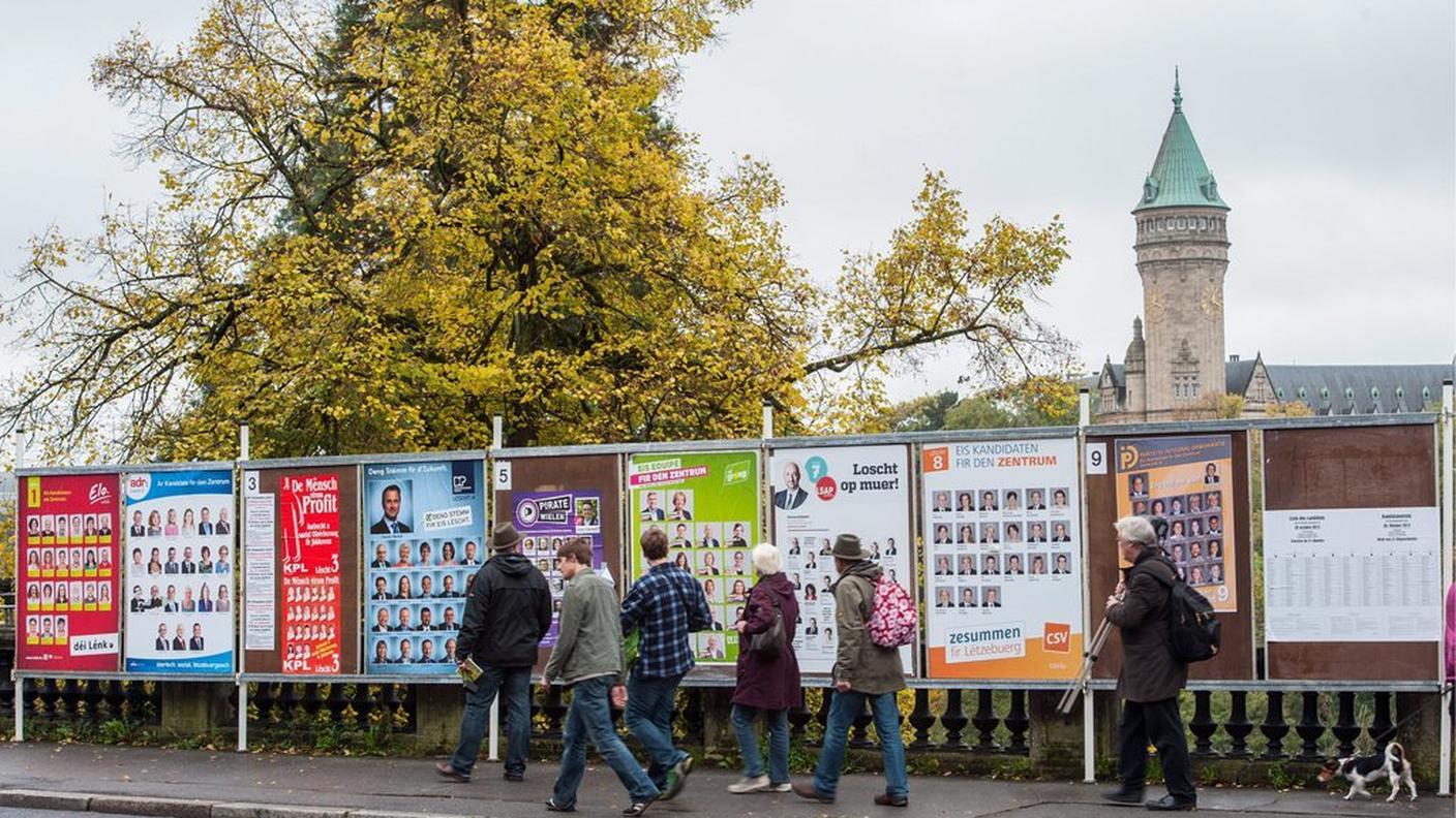 Manifesti in una strada della capitale