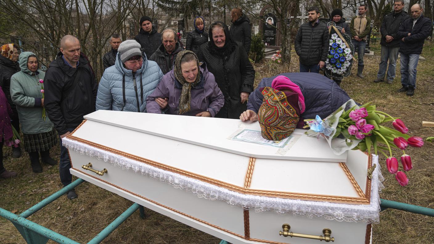 La mamma della 12enne Veronika Kuts piange sulla bara della bimba uccisa dai russi