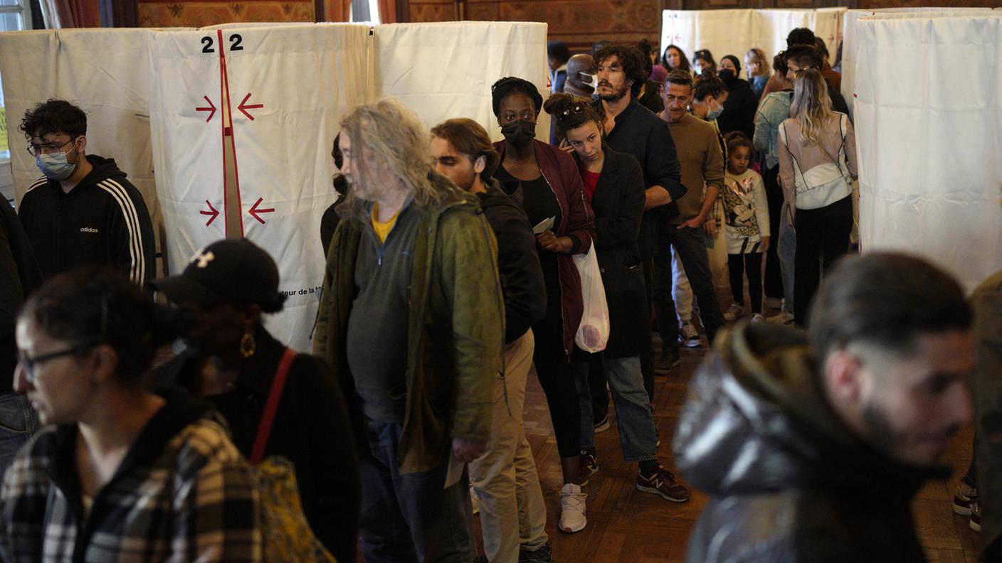 Persone in coda per votare al primo turno delle presidenziali francesi