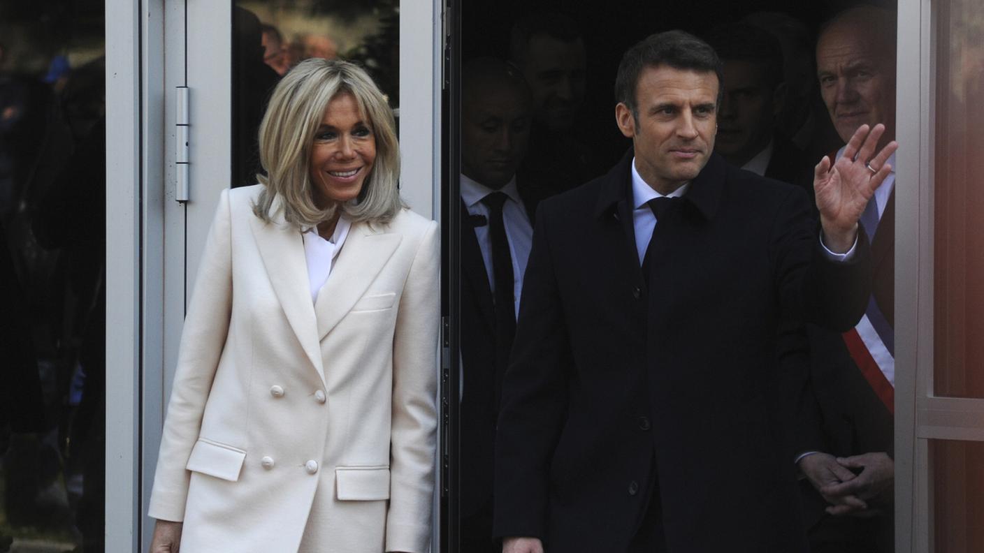 Emmanuel Macron accanto alla moglie Brigitte