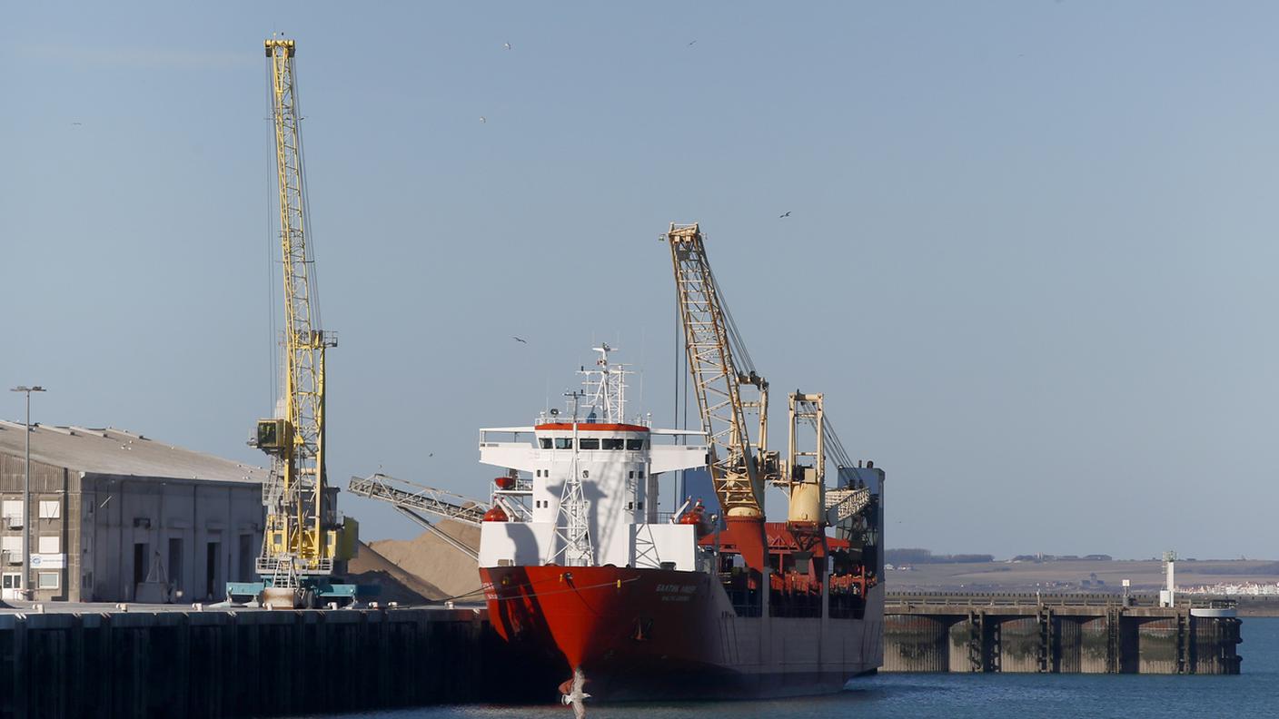 Le navi che invece si trovano ora nei porti italiani dovranno lasciarli, subito dopo "il completamento delle proprie attività commerciali"