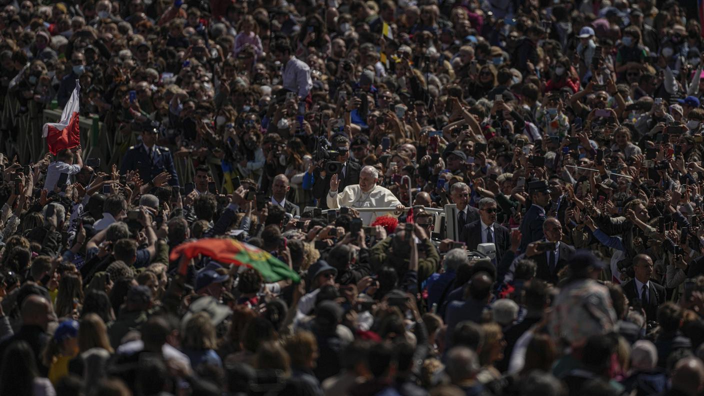 Francesco sulla papamobile, fra i numerosissimi fedeli che hanno gremito oggi Piazza San Pietro