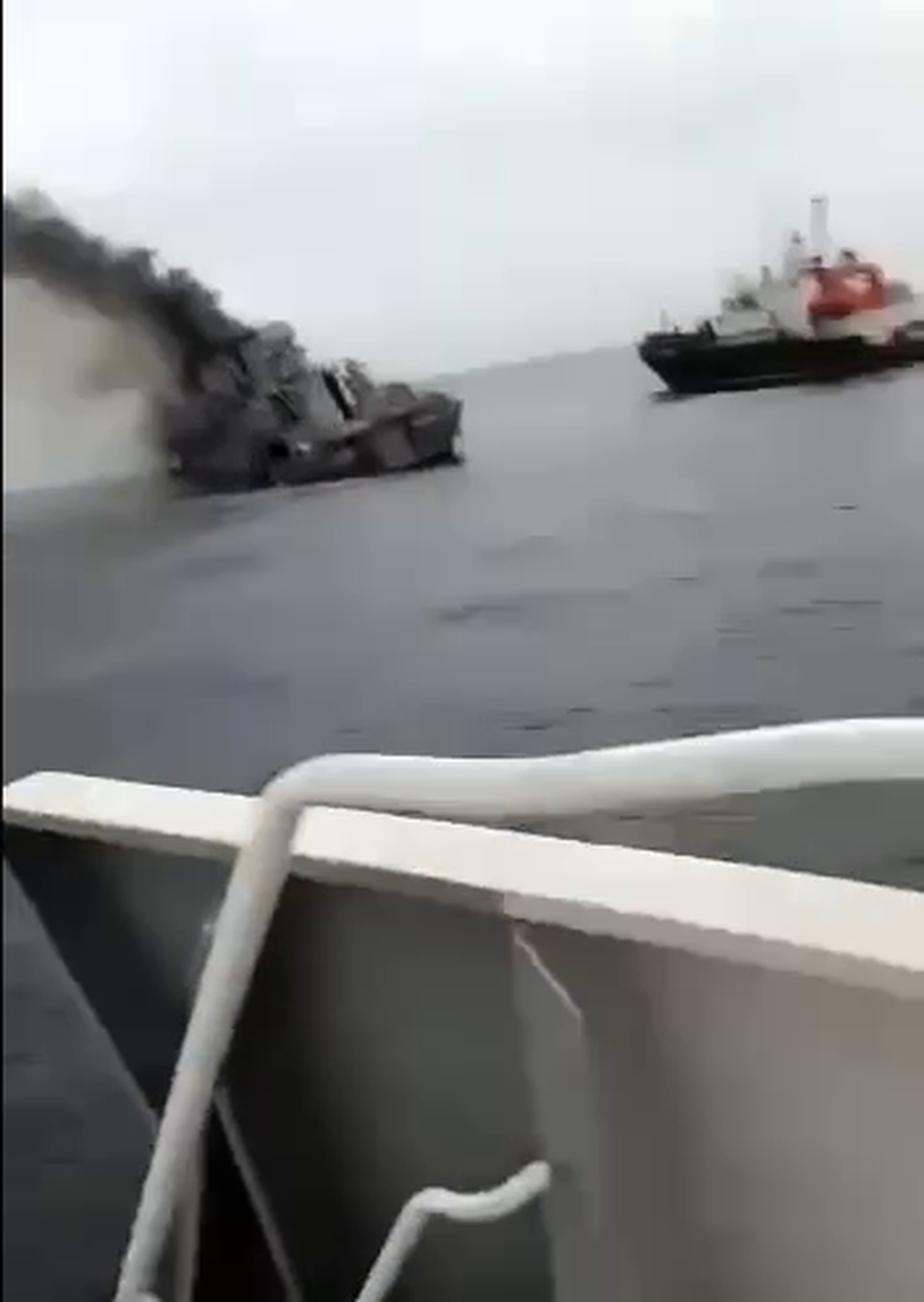 In questa immagine tratta da video, l'ammiraglia mentre sta affondando e a pochi metri un'imbarcazione di soccorso