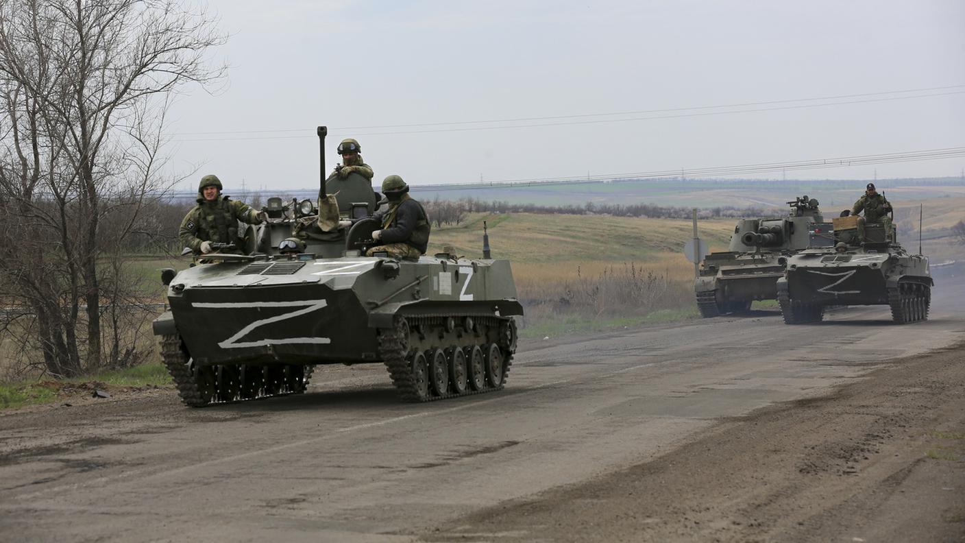 Truppe russe in un'immagine scattata oggi nei dintorni di Mariupol