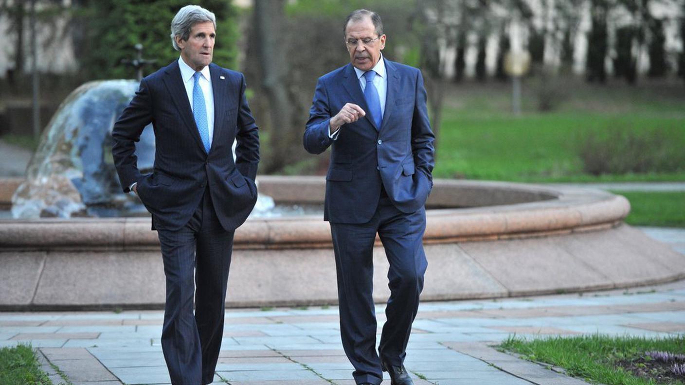 Il segretario di Stato americano Kerry con il ministro degli esteri russo Lavrov