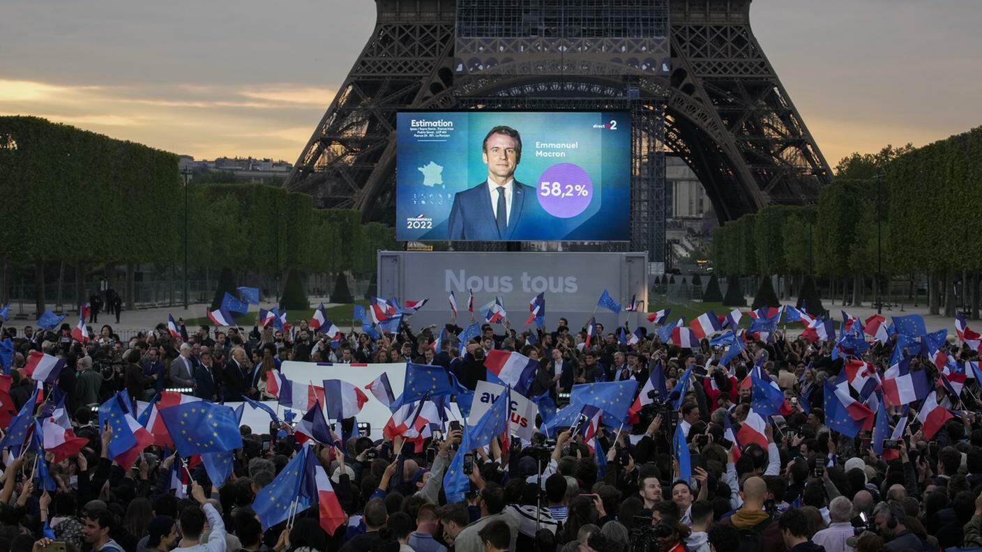 I sostenitori di Macron in festa sotto la Tour Eiffel 