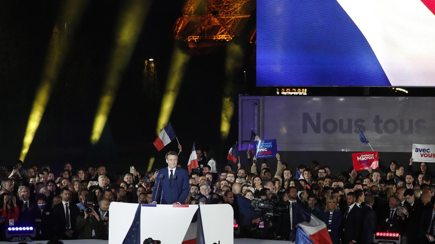 Emmanuel Macron davanti ai suoi sostenitori riuniti sotto la Tour Eiffel