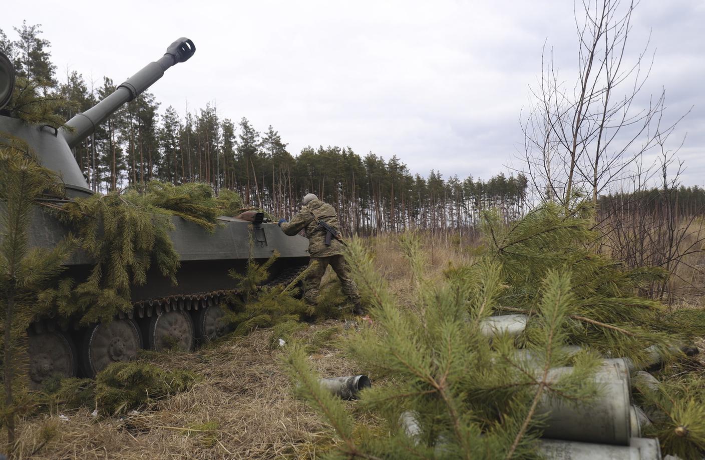 In Occidente ci si appresta ormai a rifornire l'Ucraina con armamenti pesanti, come mezzi semoventi d'artiglieria