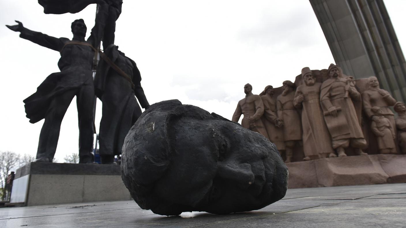 Il monumento all'amicizia tra Ucraina e Russia distrutto a Kiev