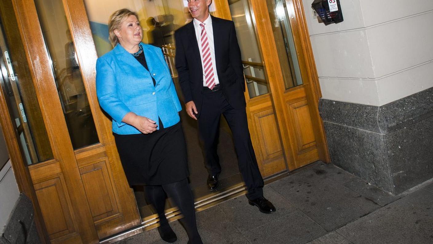 Il primo ministro laburista Jens Stoltenberg con la rivale Erna Solberg