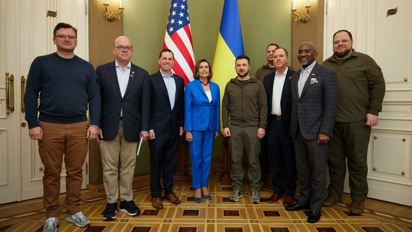 La delegazione del Parlamento USA, presieduta da Nancy Pelosi, durante il suo incontro con Zelensky