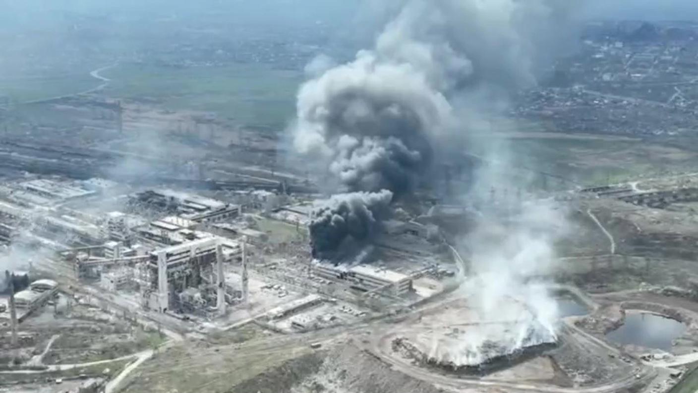 L'acciaieria di Azovstal sotto i bombardamenti del 18 aprile 