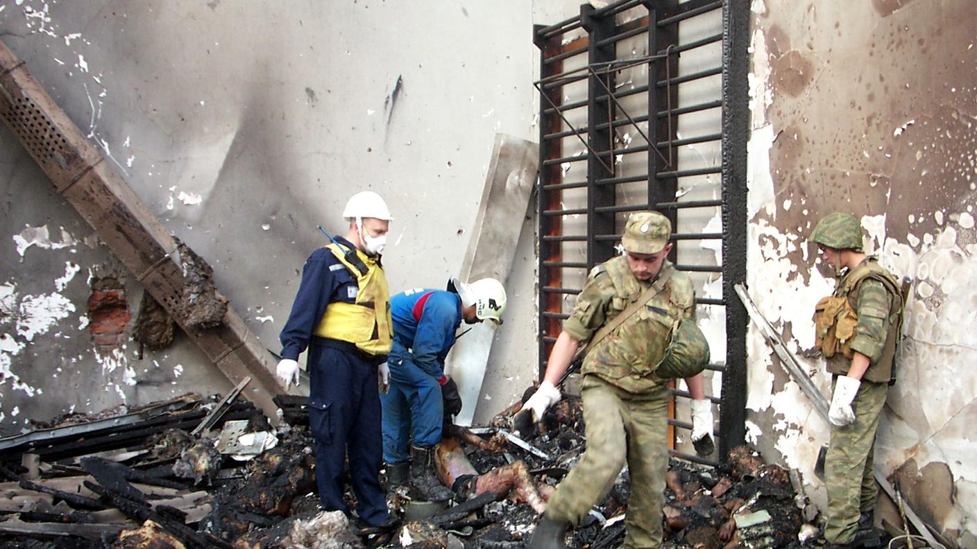 Beslan strage di bambini 02 re 03.09.2013.jpg