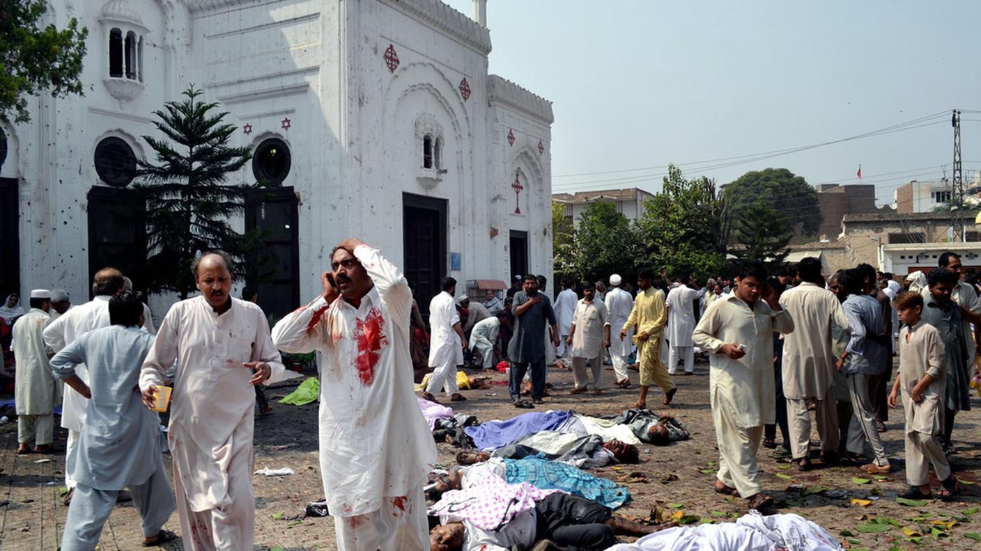 Gli attimi successivi all'attentato di Peshawar