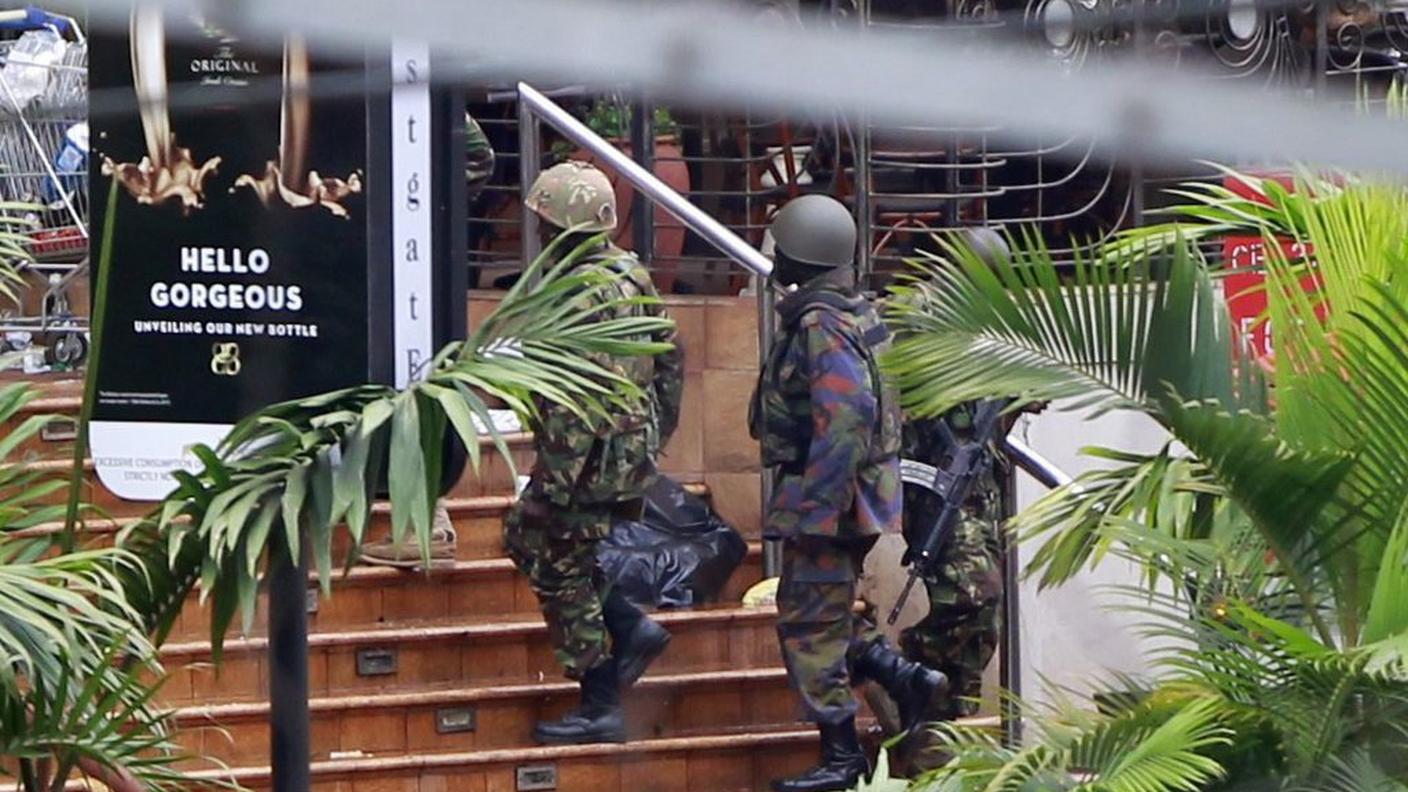 Soldati kenioti ispezionano il centro commerciale Westgate