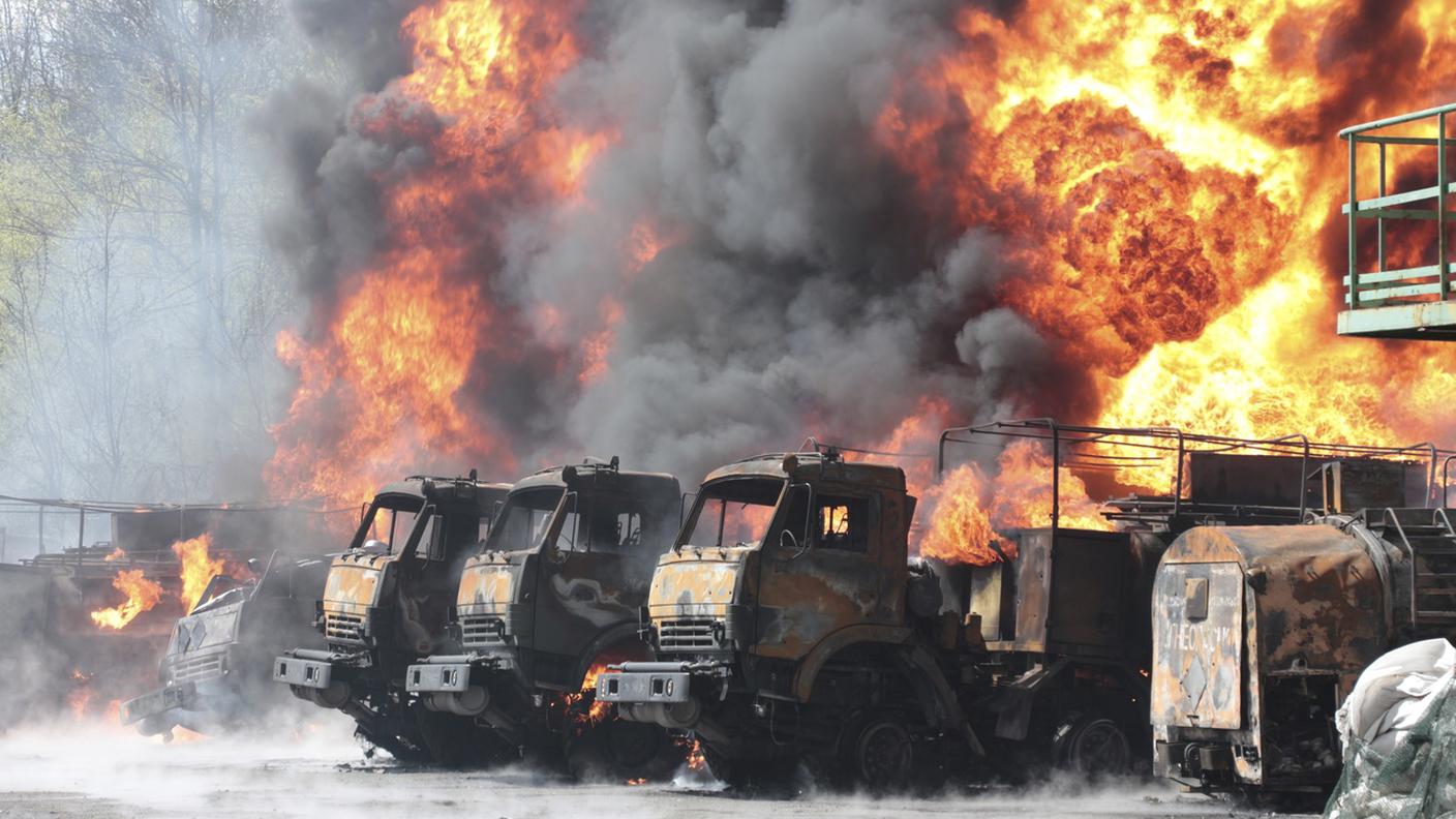 Veicoli in fiamme a Makiivka, 15 km a est di Donetsk