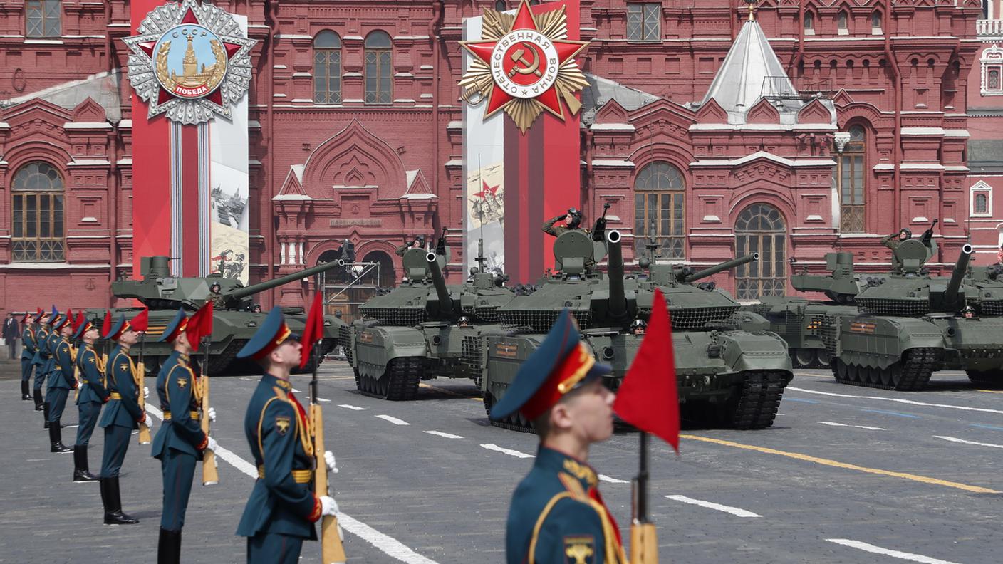 Un momento della grande parata militare del 9 maggio a Mosca lunedì
