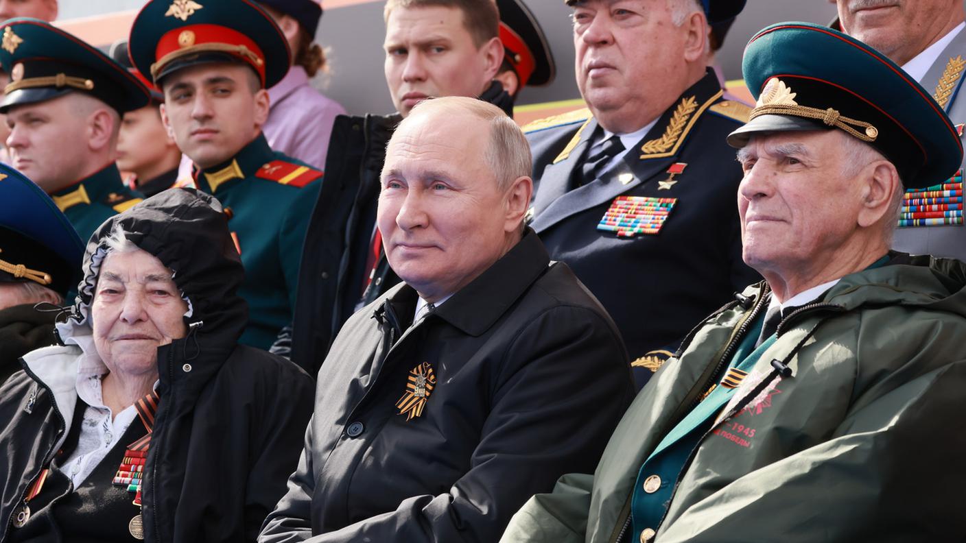 Il presidente russo Vladimir Putin assiste alla parata militare del 9 maggio