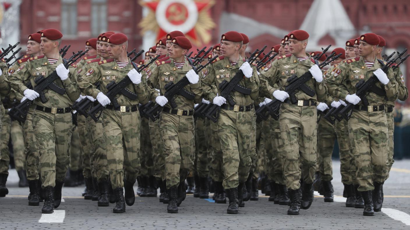 Soldati russi marciano composti davanti alle autorità lunedì mattina a Mosca