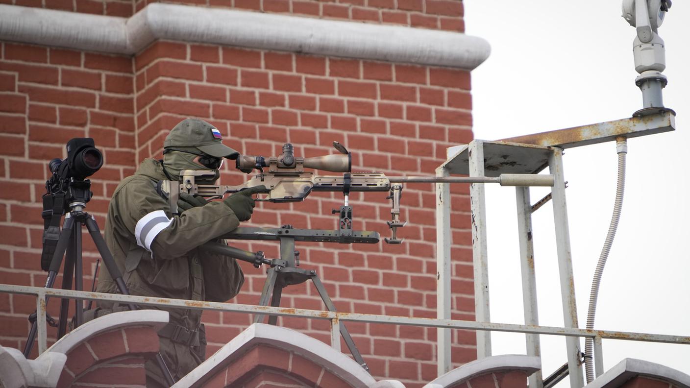 Un cecchino arma il fucile di precisione dall'alto di un palazzo che dà sulla Piazza Rossa